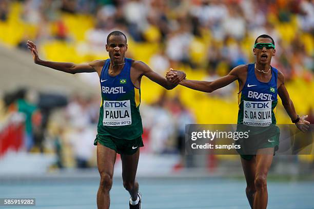 Marathon Männer kommen Hand in Hand ins Ziel Paulo Roberto Paula und Sollnei Da Silva BRA im Stadion Leichtathletik WM Weltmeisterschaft Moskau 2013...