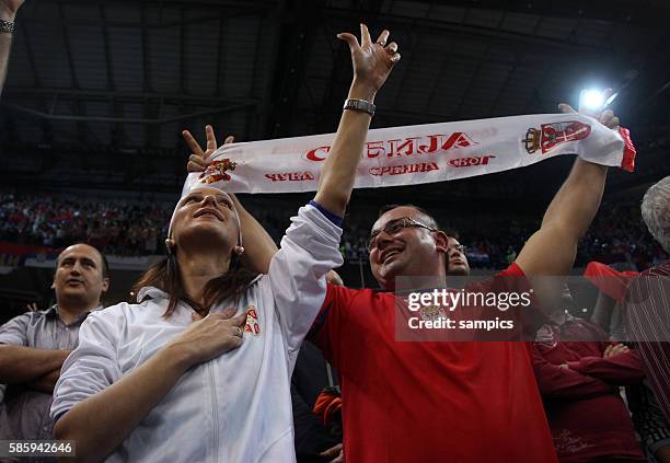 Serbische Fans singen die Nationalhymne Handball Männer Europameisterschaft 2012 Halbfinale : Serbien - Kroatien 10 th mens european championchip in...