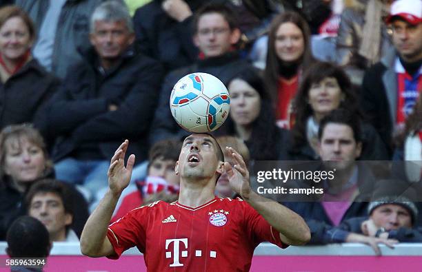 Jongleur Frank RIBERY FC Bayern München hält den Ball auf dem Kopf 1 Bundesliga Fussball FC Bayern München - Hertha BSC Berlin Saison 2011 / 2012