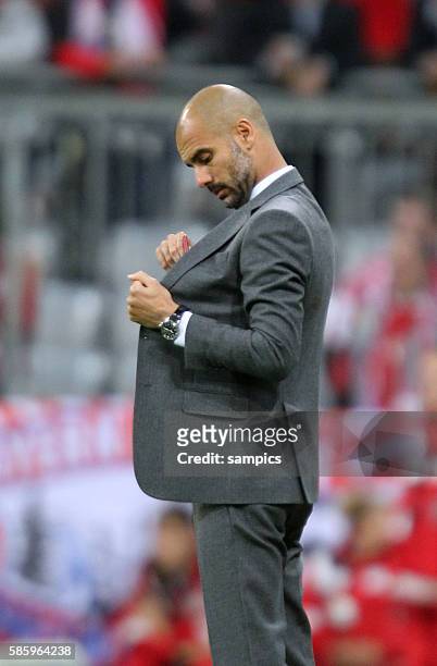 Trainer Coach Pep Josep Guardiola FC Bayern München Munich steckt sich das Notizbuch ins Sakko Fussball Championsleague Saison 2013 / 2014 FC Bayern...