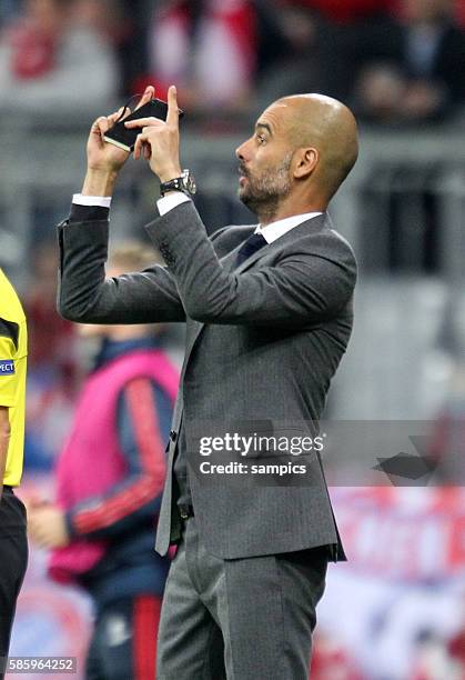 Trainer Coach Pep Josep Guardiola FC Bayern München Munich mit seinem Notizbuch Fussball Championsleague Saison 2013 / 2014 FC Bayern München CSKA...