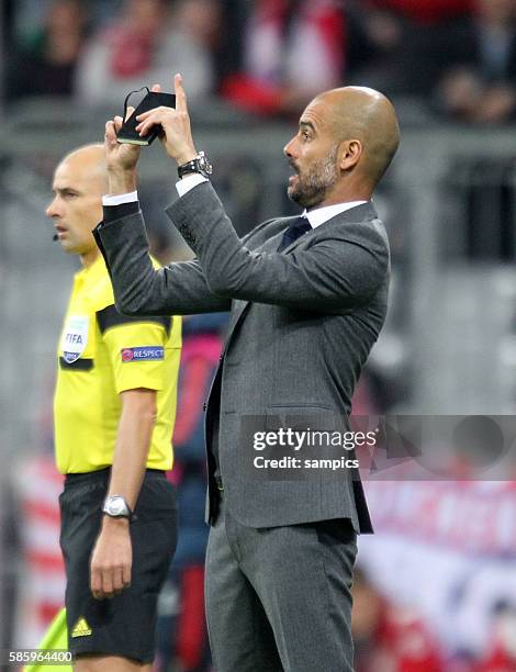 Trainer Coach Pep Josep Guardiola FC Bayern München Munich mit seinem Notizbuch Fussball Championsleague Saison 2013 / 2014 FC Bayern München CSKA...