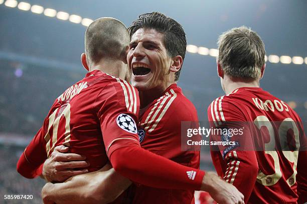 Vierfacher Torschütze Mario GOMEZ FC Bayern München mit Arjen ROBBEN FC Bayern München , Fussball Championsleague FC Bayern München FC Basel 7:0...