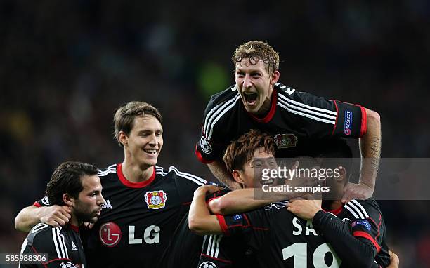 Erleichterung pur von Stefan Kiessling Bayer Leverkusen nach dem Tor von lSidney Sam Bayer Leverkusen oben auf Championsleague Fussball Bayer...