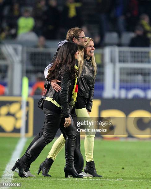 Frauenschwarrm Trainer Jürgen Juergen Klopp Borussia Dortmund mit seiner Frau Ulla und Jola , die Frau von BVB Manager Michael Zorc Borussia Dortmund...