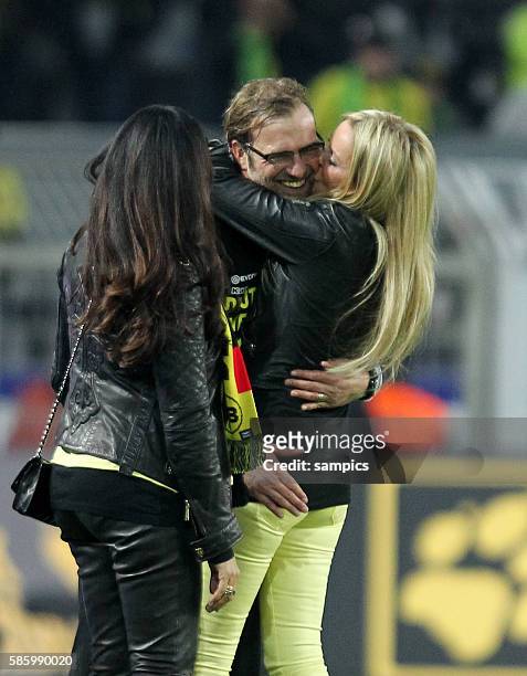 Kuss für den Meistertrainer Trainer Jürgen Juergen Klopp Borussia Dortmund mit seiner Frau ulla und Jola , die Frau von BVB Manager Michael Zorc...