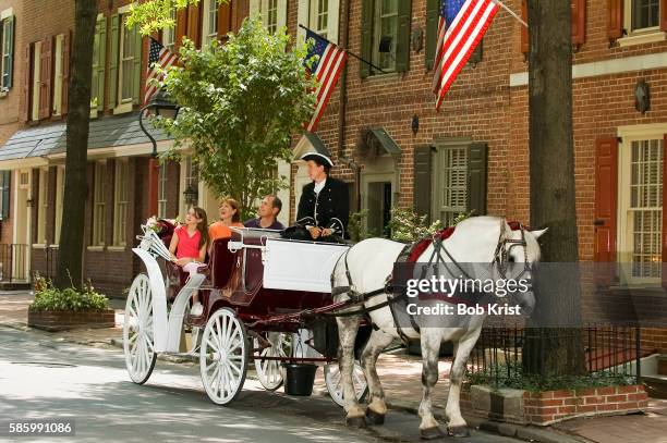 carriage tour of old philadelphia - pferdeantrieb stock-fotos und bilder
