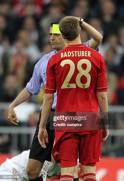 Muss wegen einer Gelbsperre im Finale in München leider nur zusehen Holger Badstuber FC Bayern München sah die gelbe Karte von Viktor Kassai Fussball...