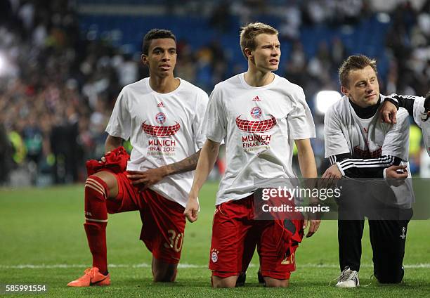 Müssen wegen einer Gelbsperre im Finale in München leider nur zusehen Holger Badstuber FC Bayern München und Luiz GUSTAVO FC Bayern München Fussball...