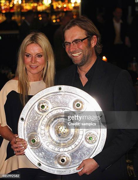 Trainer Jürgen Juergen Klopp Borussia Dortmund mit seiner Frau Ulla Klopp mit Meisterschale Fussball Saison 2011 / 12 1 Bundesliga Borussia Dortmund...