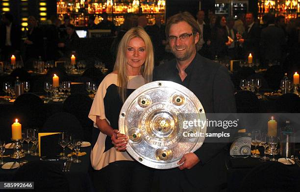 Trainer Jürgen Juergen Klopp Borussia Dortmund mit Frau Ulla Klopp mit Meisterschale Fussball Saison 2011 / 12 1 Bundesliga Borussia Dortmund feiert...