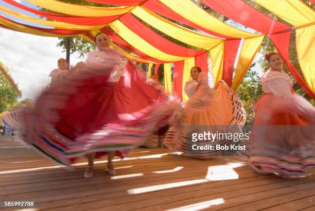 baile espanol flamenco dancers performing - baile flamenco stock-fotos und bilder