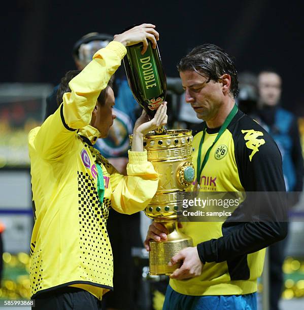 Löwe Roman Weidenfeller Borussia Dortmund füllen den Pokal mit Bier Pokalsieger und deutscher Meister Borussia Dortmund 2012 double Gewinner DFB...