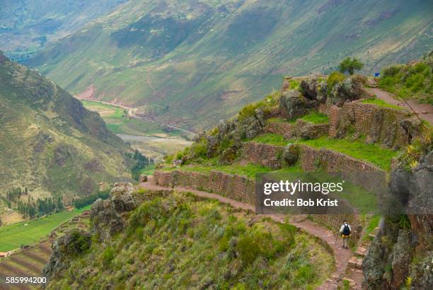 hikers on a trail - pisac imagens e fotografias de stock