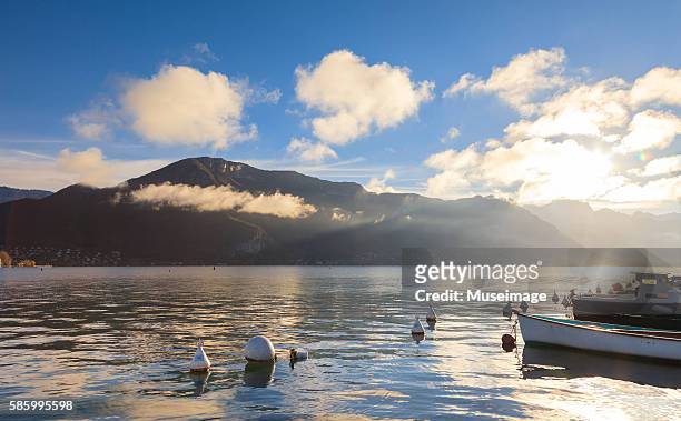 the lake, mountains and boats of annecy in the perfect morning day - lac d'annecy photos et images de collection
