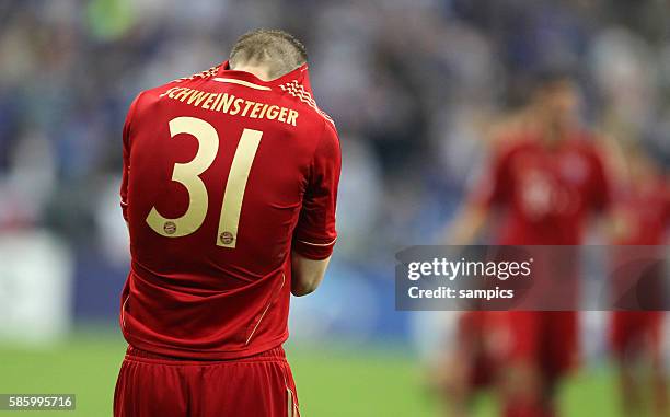 Wollt sich nur noch verstecken Bastian SCHWEINSTEIGER FC Bayern München nach dem verschossen Elfmeter Fussball Championsleague Fussball...