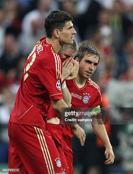 Mario Gomez und Phlipp Lahm trösten Bastian Schweinsteiger nach dem verschossenen Elfmeter Uefa Championsleague Finale : FC Bayern München - FC...
