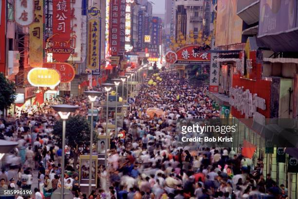 shanghai crowds - china stock-fotos und bilder
