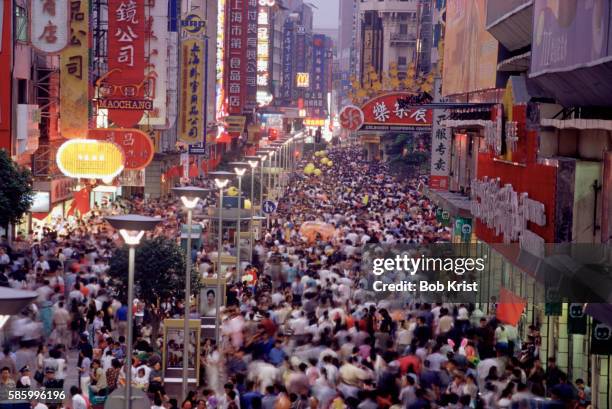 shanghai crowds - shopping crowd stockfoto's en -beelden