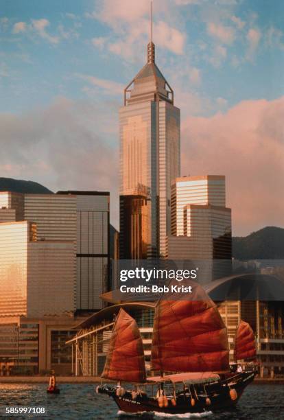 buildings on the wan chai waterfront - wan chai - fotografias e filmes do acervo