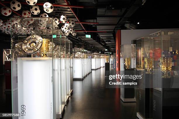 Eröffnung der FC Bayern Erlebniswelt in der Allianz Arena Meisterschalen in den Vitrinen