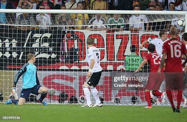 Schuss von Pepe Portugal landet am Pfosten Phlipp Lahm Deutschland Germany und Manuel Neuer Deutschland können nur zusehen Vorrunde Gruppe B...