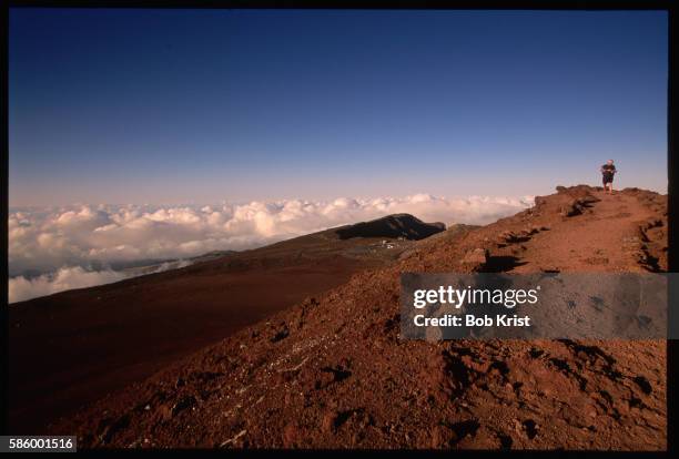 tourist hikes along landscape of haleakala crater - shield volcano stock-fotos und bilder