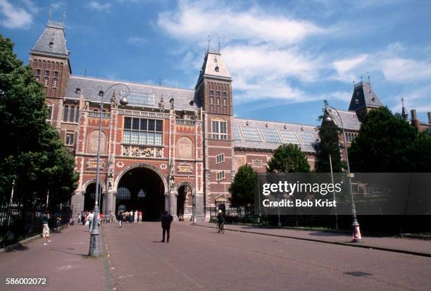 entrance to the rijksmuseum - rijksmuseum stockfoto's en -beelden