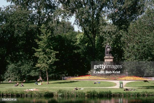 statue in the vondelpark - vondelpark stockfoto's en -beelden