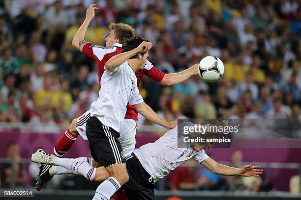 Niklas Bendtner gegen Mats Hummels Deutschland und Bastian Schweinsteiger Deutschland Vorrunde Gruppe B Spiel 20 Dänemark - Deutschland - Denmark 2...