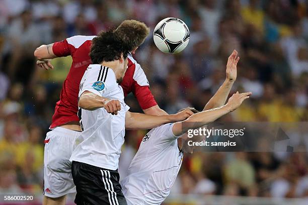 Niklas Bendtner GEGEN Mats Hummels Deutschland UND Bastian Schweinsteiger Deutschland Vorrunde Gruppe B Spiel 20 Dänemark - Deutschland - Denmark 2...