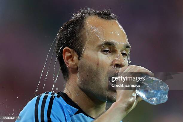 Andres Iniesta überschüttet sich mit Wasser Vorrunde Gruppe C Spiel 20 Kroatien - Spanien Croatia 1 Fussball EM UEFA Euro Europameisterschaft 2012...