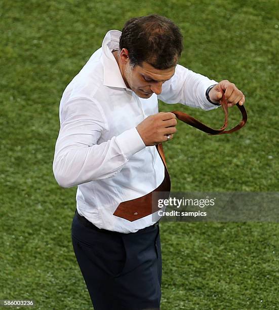 Trainer Coach Slaven Bilic Croatia Kroatien nimmt sich während des Spiels die Krawatte ab Fussball EM 2012 Gruppe C : Kroatien 1 UEFA EURO 2012 group...