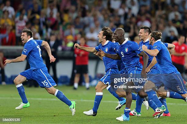 Grenzenloser JUbel der Italienernach dem dem Elfmeterschiessen Andrea Barzagli Italien Italy , Andrea Pirlo Italy Italien , Mario Balotelli Italy...