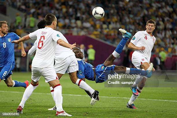 Fallrückzieher von Mario Balotelli Italy Italien Viertelfinale Quaterfinal 4 England Italien England 4 n. Elfmeterschiessen Fussball EM UEFA Euro...