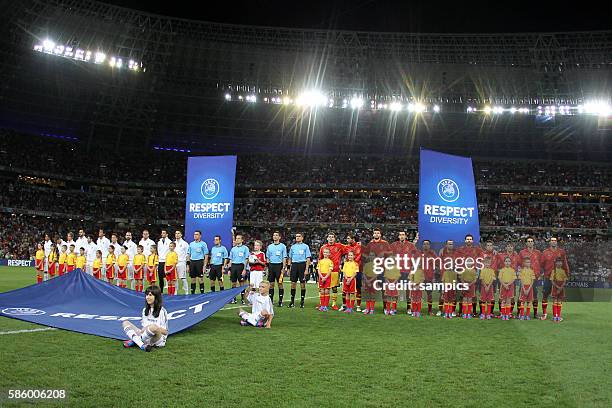 Teams beim Singen der Nationahymnen Halbfinale semifinal Portual Spanien Spain 2:4 n Elfmeterschiessen Fussball EM UEFA Euro Europameisterschaft 2012...