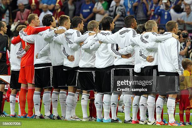 Deutsche Mannschaft beim Singen der Nationalhymne Halbfinale semifinal Deutschland Italien Germany Italy 1:2 Fussball EM UEFA Euro...