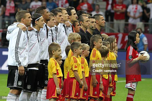 Deutsche Mannschaft beim Singen der Nationalhymne Halbfinale semifinal Deutschland Italien Germany Italy 1:2 Fussball EM UEFA Euro...