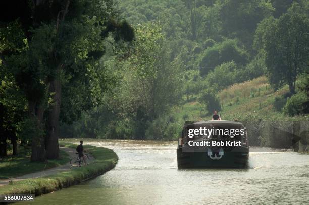 touring barge on canal de bourgogne - barge 個照片及圖片檔