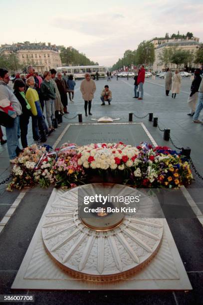 paris tomb of unknown soldier - tomb of the unknown soldier paris stock pictures, royalty-free photos & images