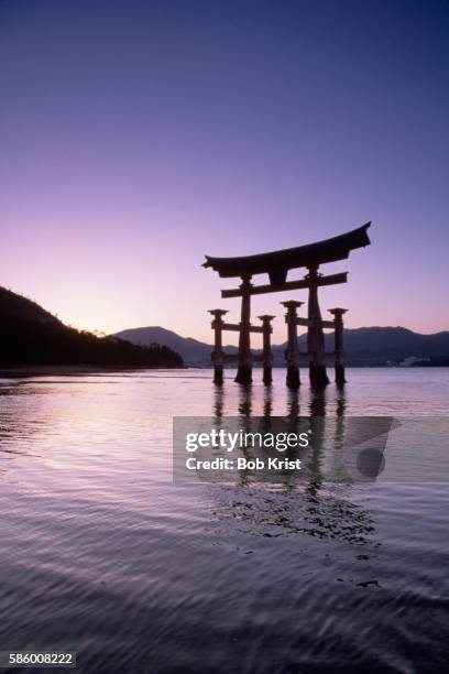 torri gate - 厳島神社 ストックフォトと画像