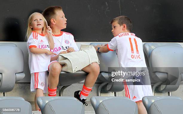 KInder von Ivica OLIC FC Bayern München auf der TRibüne Luca , Toni und Lara 1 Bundesliga Fussball FC Bayern München - VFB Stuttgart 2:0 Saison 2011...