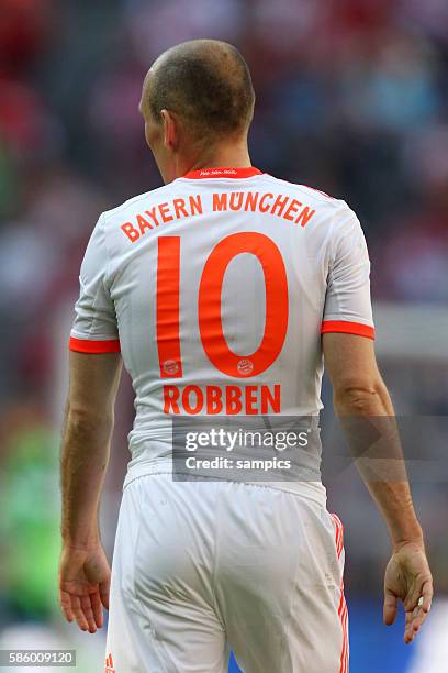 Arjen ROBBEN FC Bayern München mit dem orangen Trikot von hinten 1 Bundesliga Fussball FC Bayern München - VFB Stuttgart 2:0 Saison 2011 / 2012...