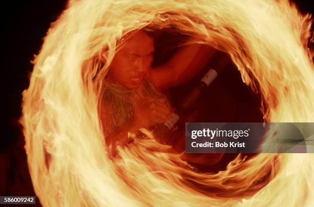 samoan fire dancer - apia photos et images de collection