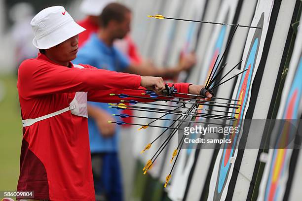 Bogenschiessen der Männer Qualifikation Archery qualifkation men Schüzte zieht die Pfeile aus der Zielscheibe Olympische Sommerspiele in London 2012...