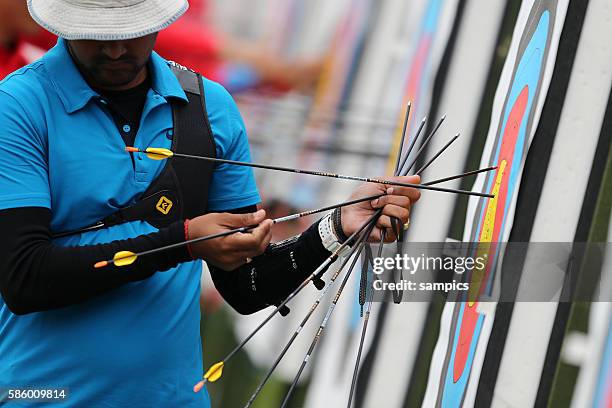 Bogenschiessen der Männer Qualifikation Archery qualifkation men Schüzte zieht die Pfeile aus der Zielscheibe Olympische Sommerspiele in London 2012...