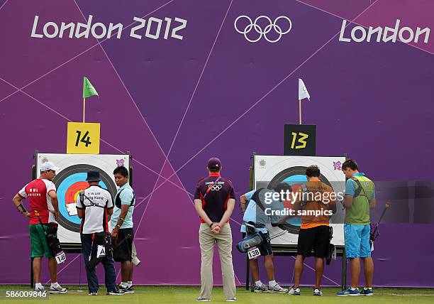 Bogenschiessen der Männer Qualifikation Archery qualifkation men Schüzte zieht die Pfeile aus der Zielscheibe Olympische Sommerspiele in London 2012...