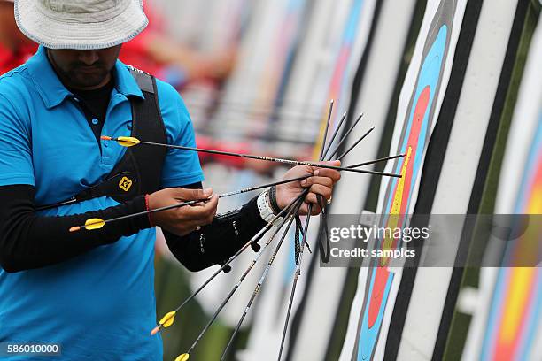 Bogenschiessen der Männer Qualifikation Archery qualifkation men Schüzte zieht die Pfeile aus der Zielscheibe Olympische Sommerspiele in London 2012...