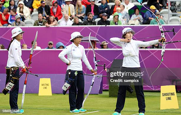 Bo Bae mitte : Hyeonju CHOI , links : Jin Sung LEE Olympische Sommerspiele 2012 London : Bogenschiessen Mannschaft Damen Olympic Games 2012 London :...