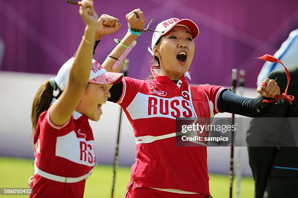 Jubel Russland Inna STEPANOVA , links : Kristina TIMOFEEVA Olympische Sommerspiele 2012 London : Bogenschiessen Mannschaft Damen Olympic Games 2012...